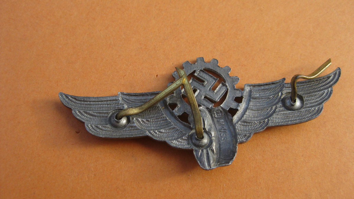 H.W.        Mützenabzeichen für Straßenbahnfahrer (DAF)