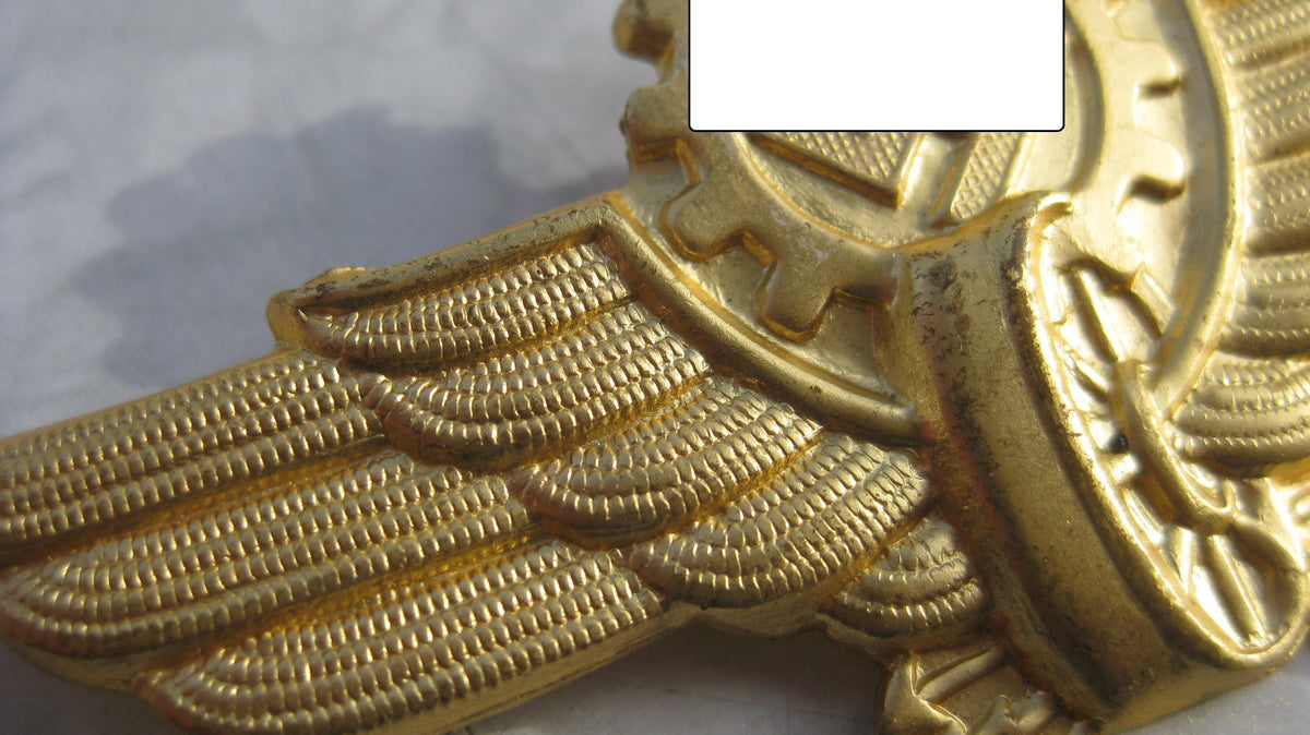 H.W.   -  -     Mützenabzeichen für Straßenbahnfahrer (DAF)