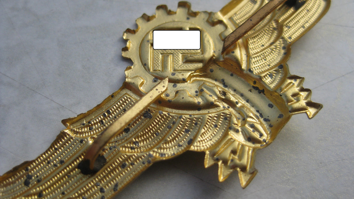 H.W.   -  -     Mützenabzeichen für Straßenbahnfahrer (DAF)