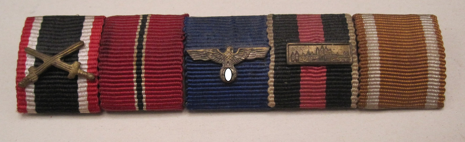 5er Feldspange Kriegsverdienstkreuz 2.Klasse mit Schwertern, Ostmedaille; Dienstauszeichnung der Wehrmacht; Spange Prager Burg , Schutzwallmedaille