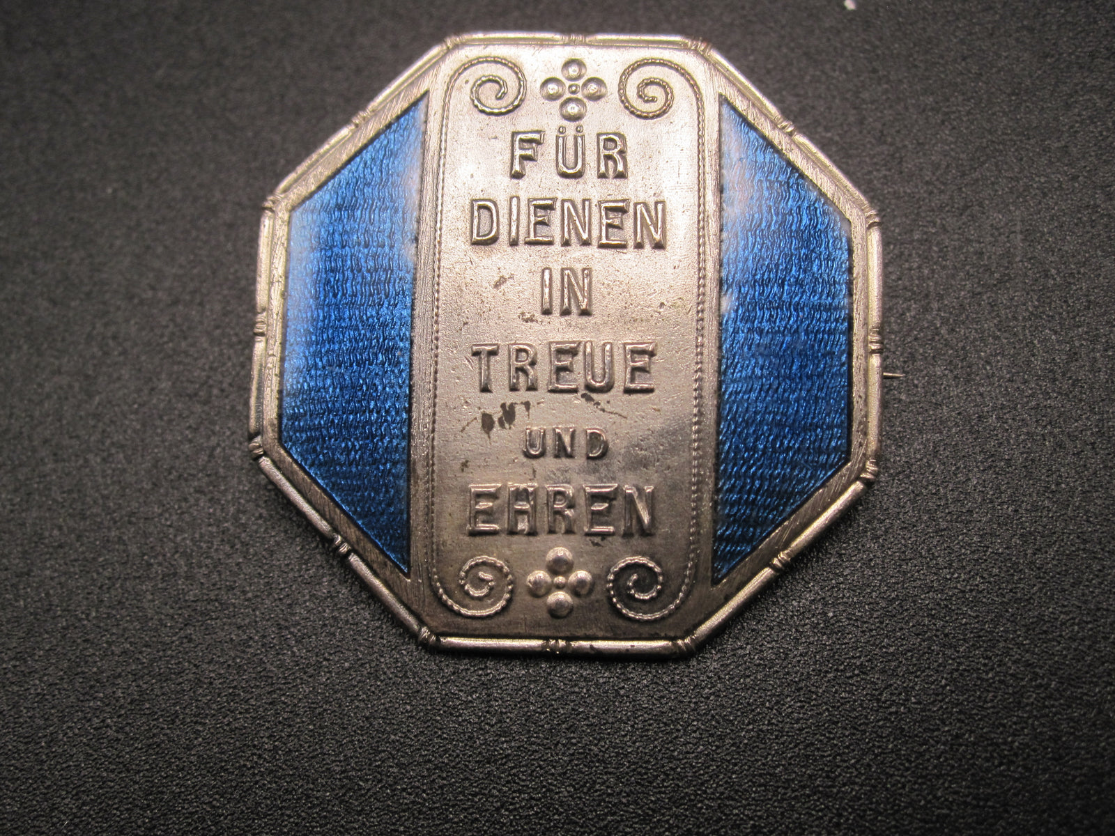 H.W.  -  -   Königreich Württemberg Abzeichen für weibliche Dienstbotinnen Dienstauszeichnung