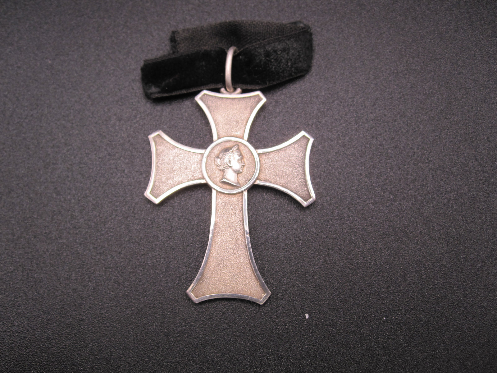 H.W. -  -    Königreich Württemberg Kreuz für weibliche Dienstbotinnen Dienstauszeichnung