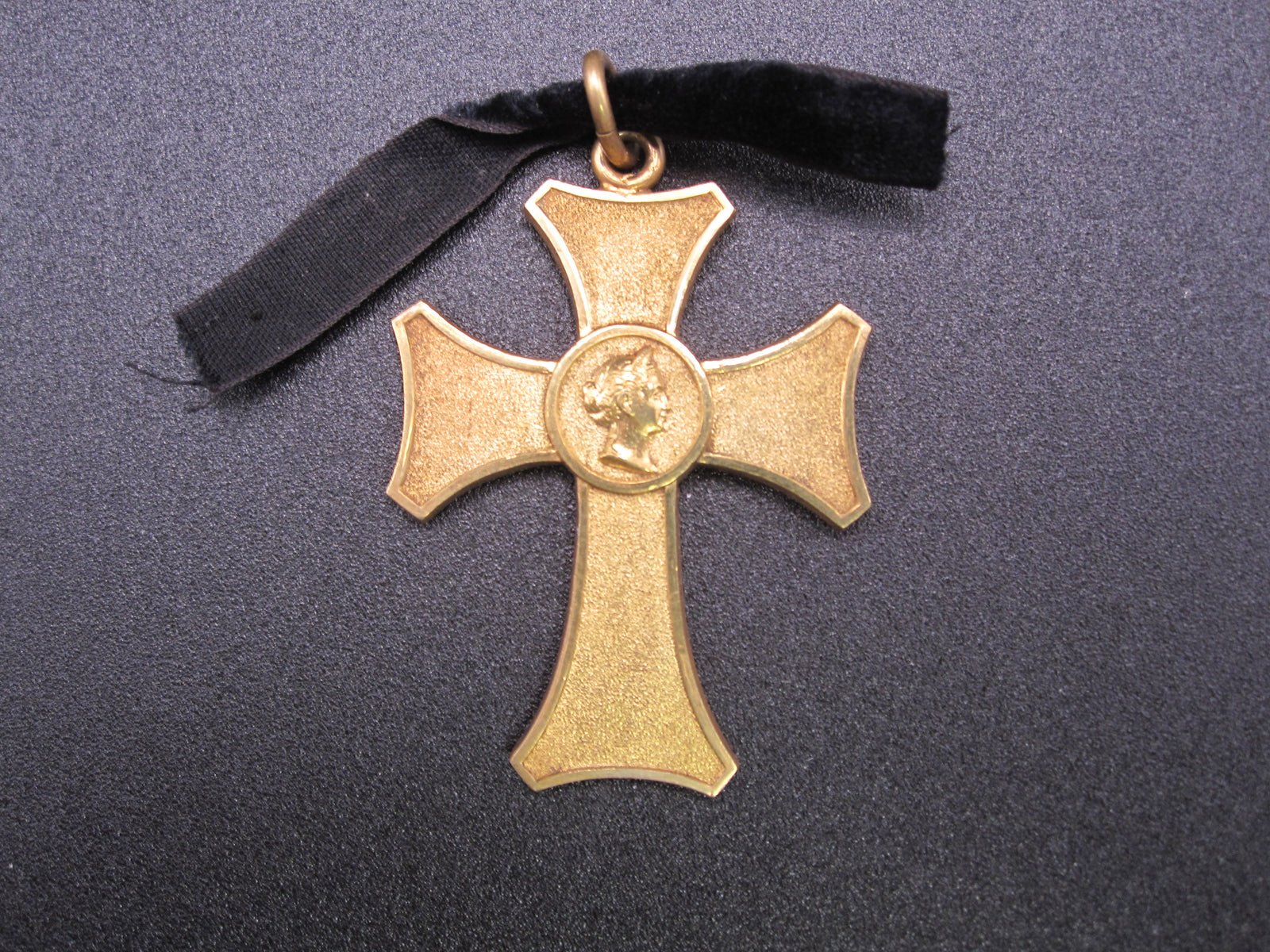 H.W. -  -    Königreich Württemberg Kreuz für weibliche Dienstbotinnen Dienstauszeichnung
