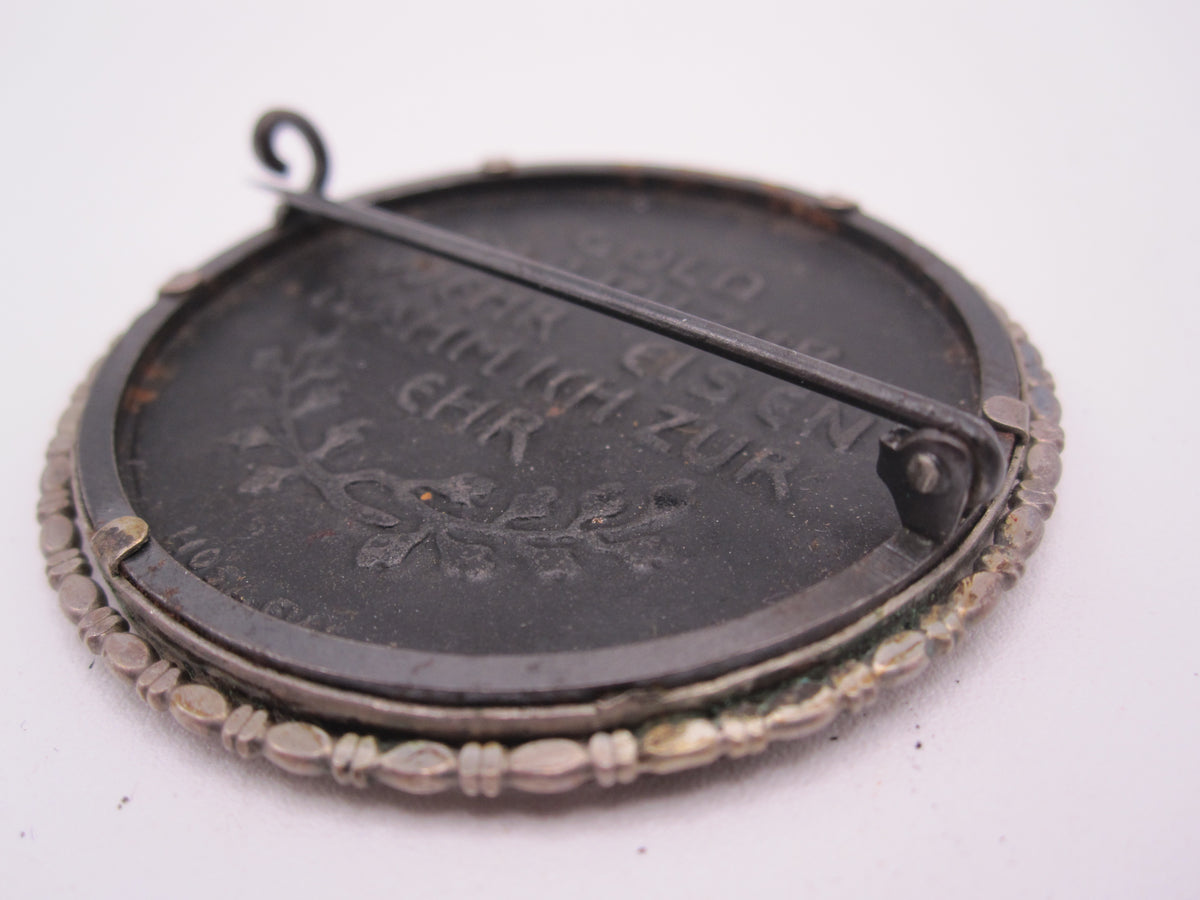 VARIANTE als BROSCHE Medaille in Eiserner Zeit Gold gab ich zur Wehr Eisen nahm ich zur Ehr