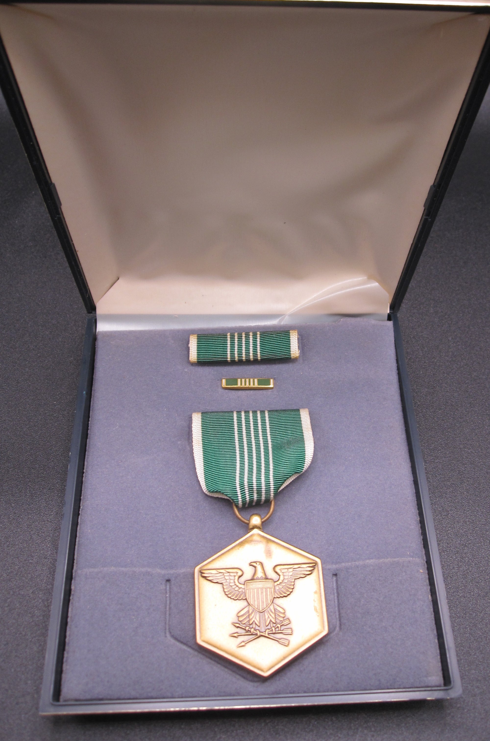 H.W.  - -  Orden Medal For Military Merit im Verleihungsetui