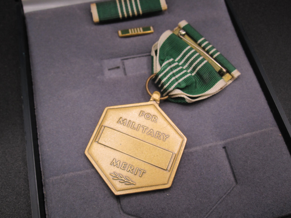 H.W.  - -  Orden Medal For Military Merit im Verleihungsetui