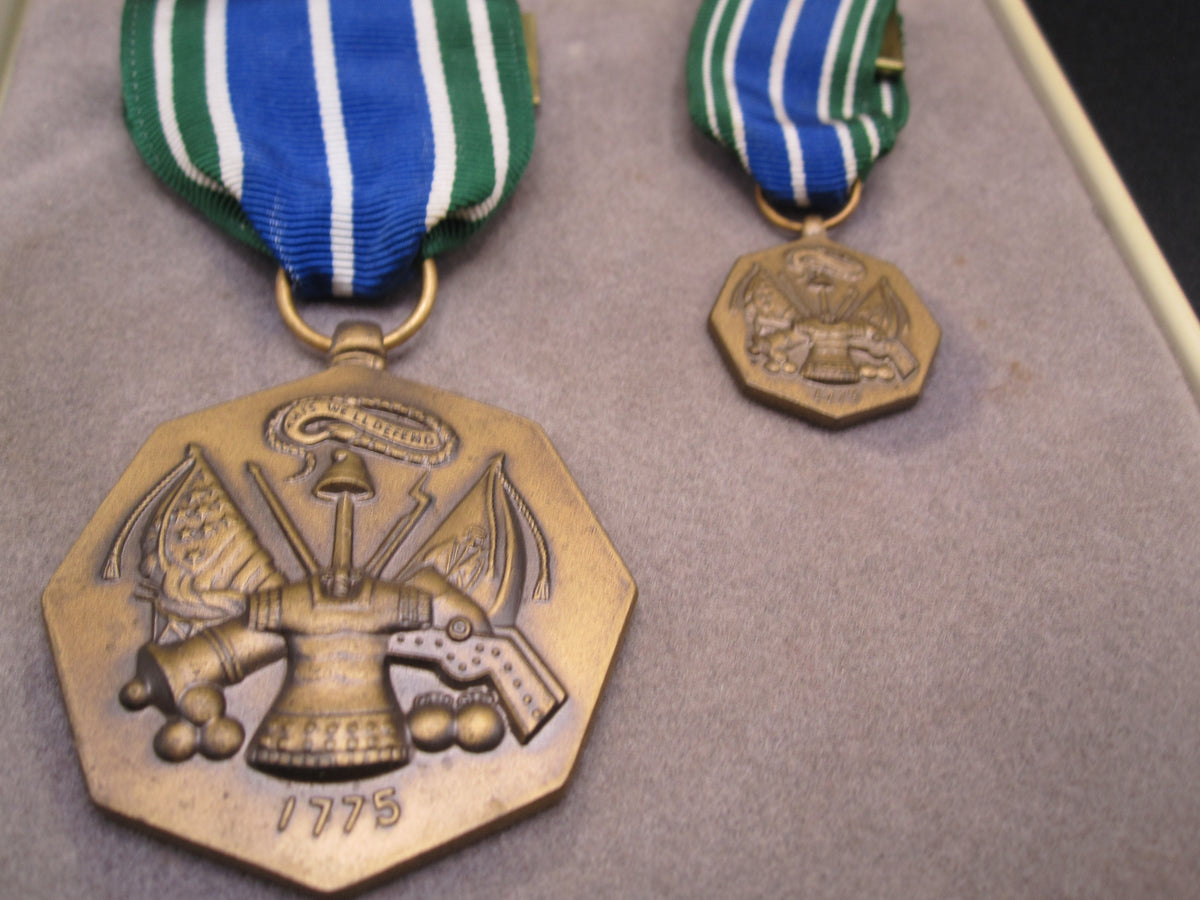 H.W.  - -  VANGUARD !! Orden Medal For Military Achievement im Verleihungsetui