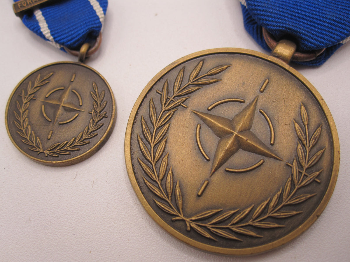 H.W.  - -   NATO Einsatzmedaille Bundeswehr FORMER YUGOSLAVIA SFOR KFOR ISAF