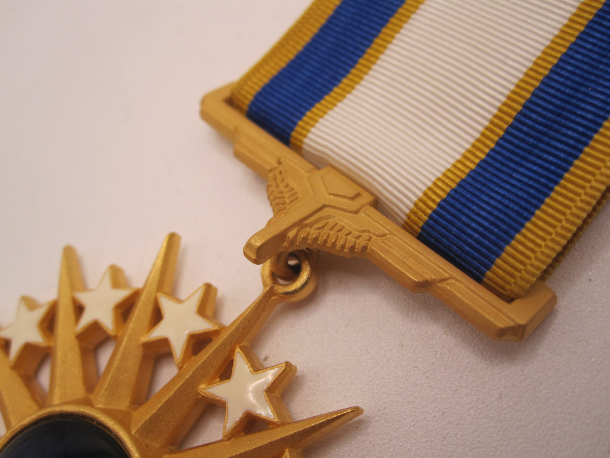 H.W.  - -  Air Force Medaille Distinguished Service Medal