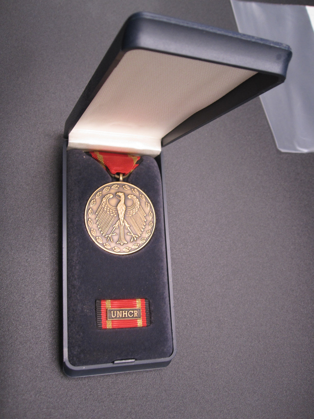 H.W.  - -   Einsatzmedaille der Bundeswehr Einsatzmedaille UNHCR in Bronze Jugoslawien Bosnien - Herzegowina