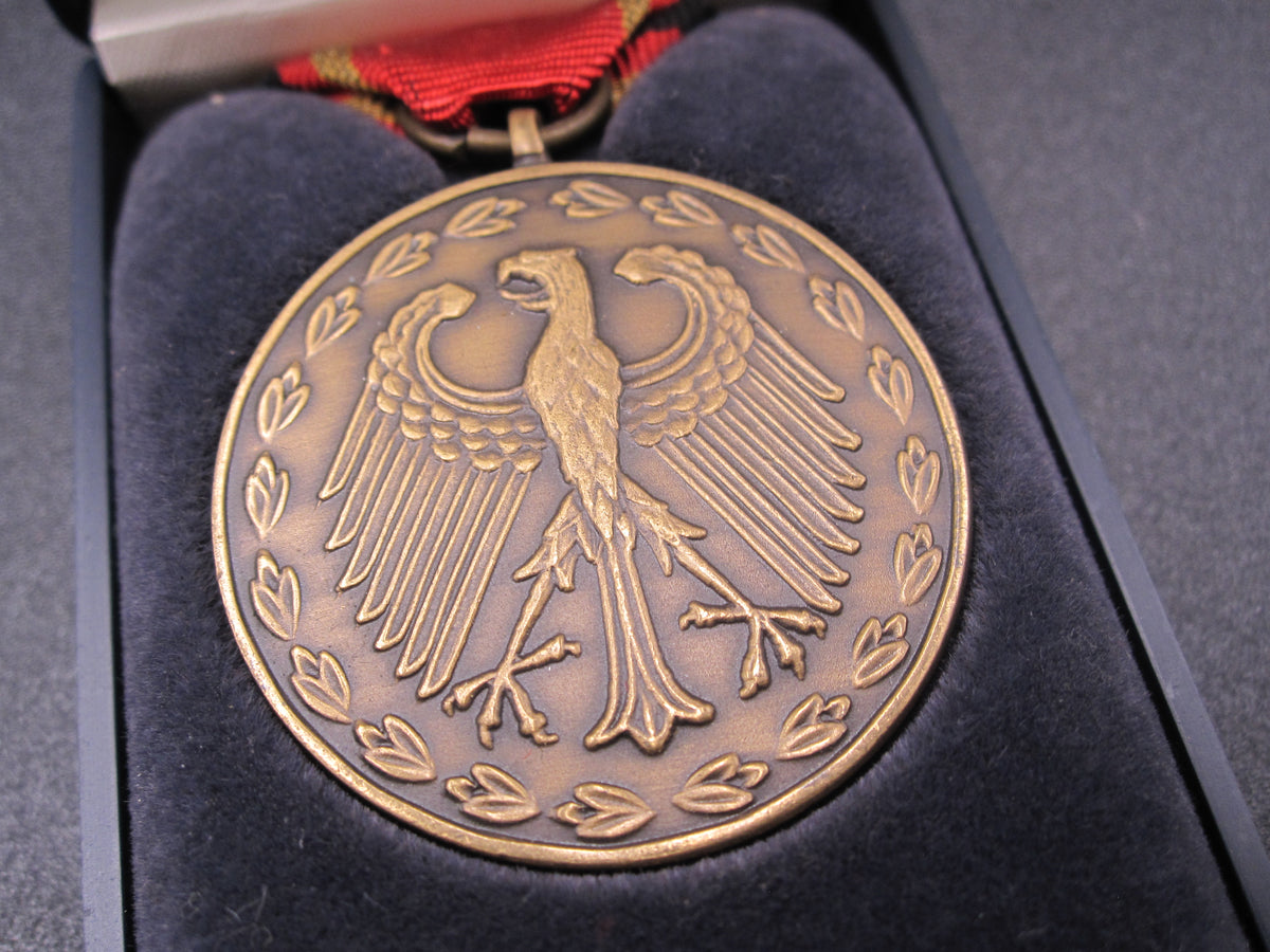 H.W.  - -   Einsatzmedaille der Bundeswehr Einsatzmedaille UNHCR in Bronze Jugoslawien Bosnien - Herzegowina
