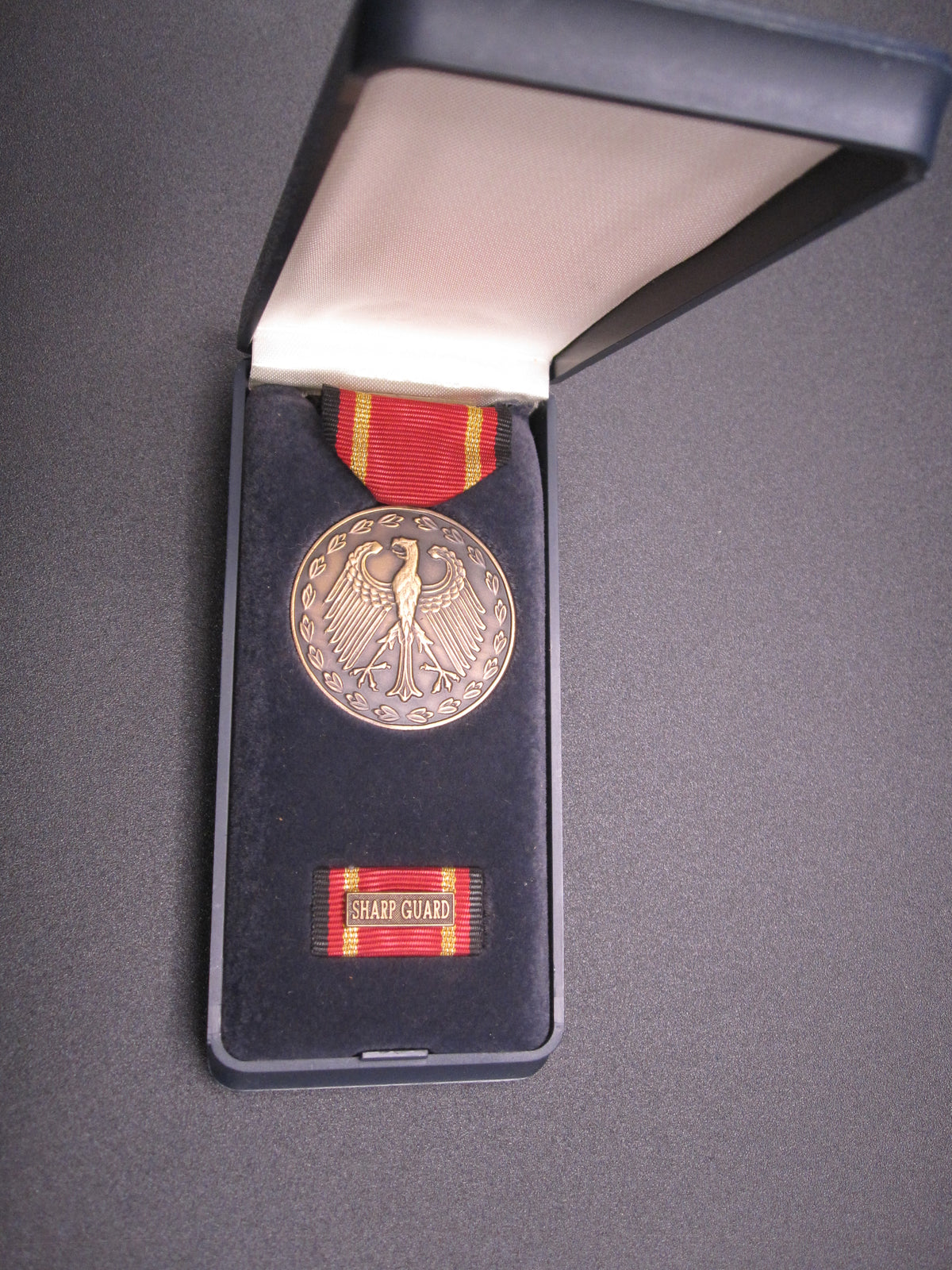 H.W.  - -   Einsatzmedaille der Bundeswehr SHARP GUARD in Bronze Jugoslawien Serbien &amp; Montenegro