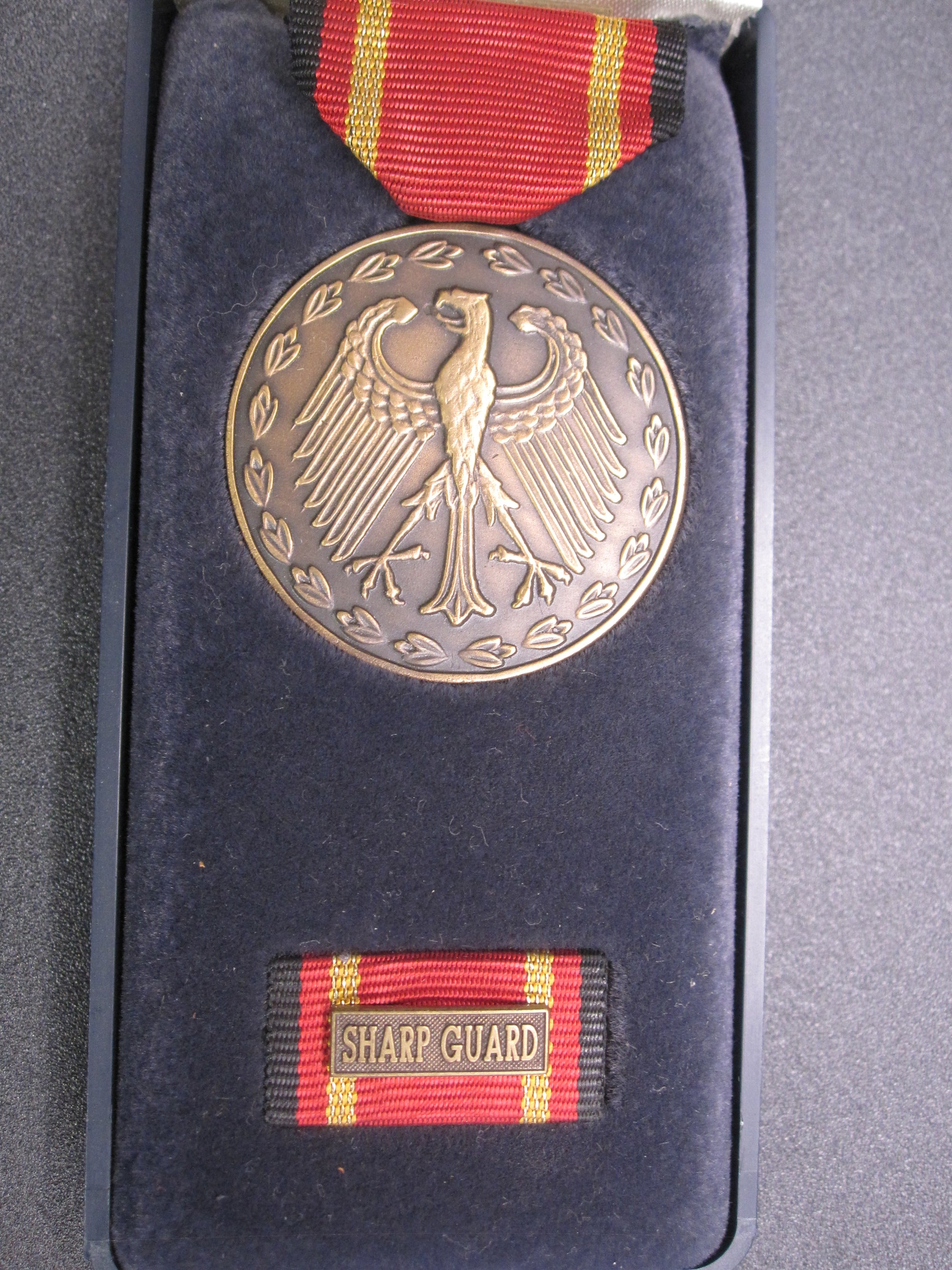 H.W.  - -   Einsatzmedaille der Bundeswehr SHARP GUARD in Bronze Jugoslawien Serbien & Montenegro