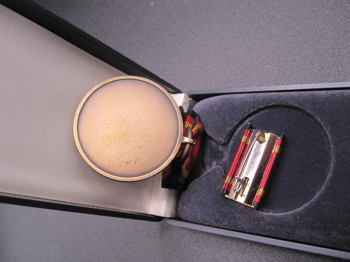 H.W.  - -   Einsatzmedaille der Bundeswehr SHARP GUARD in Bronze Jugoslawien Serbien &amp; Montenegro