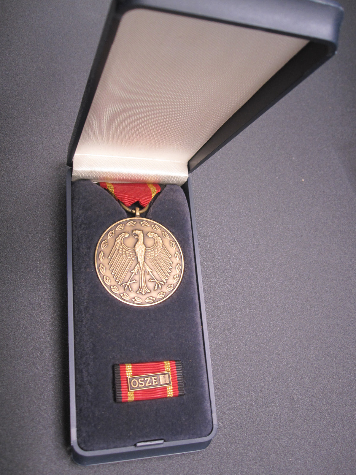 H.W.  - -   Einsatzmedaille der Bundeswehr OSZE 1 in Bronze für EINEN Einsatz