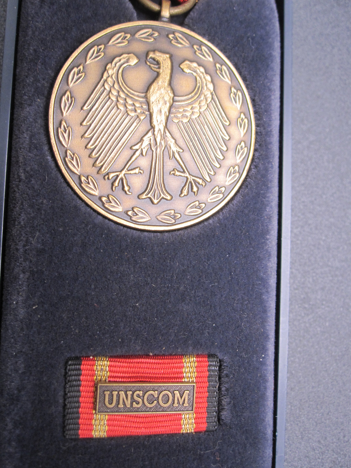 H.W.  - -   Einsatzmedaille der Bundeswehr UNSCOM in Bronze für IRAK