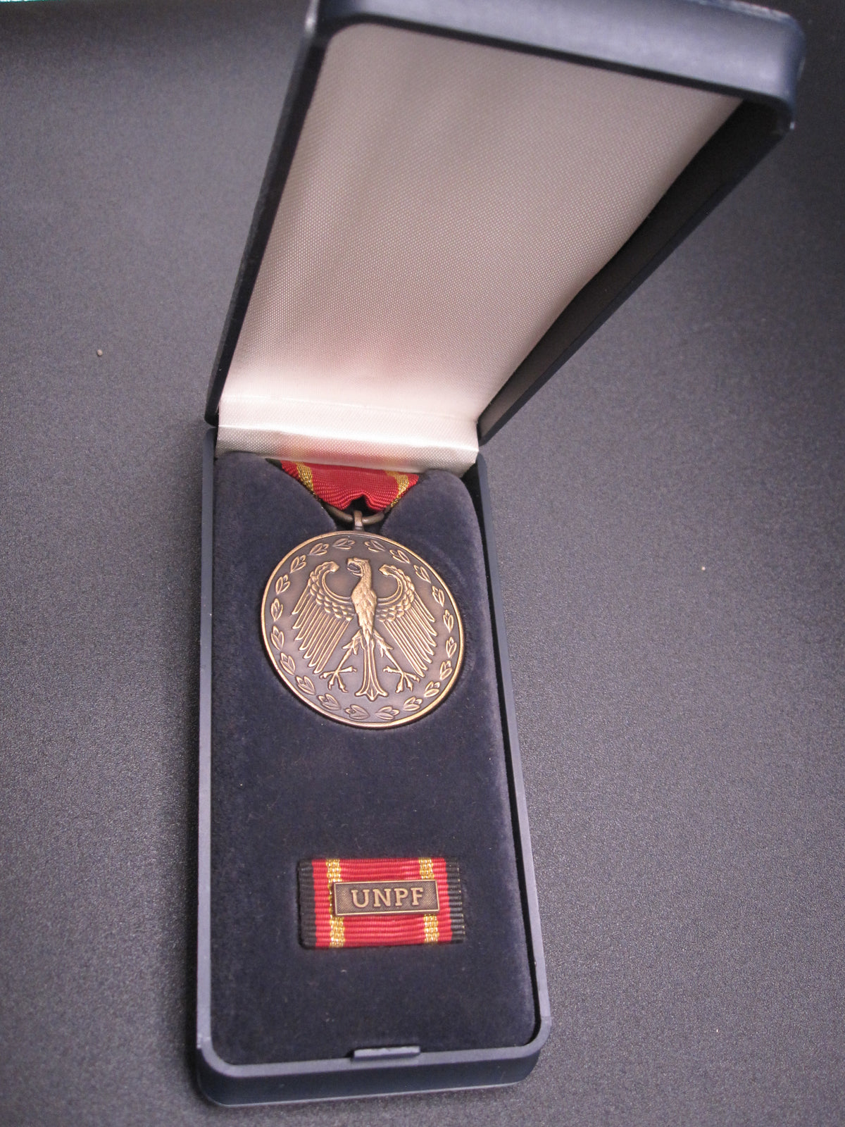 H.W.  - -   Einsatzmedaille der Bundeswehr UNPF in Bronze