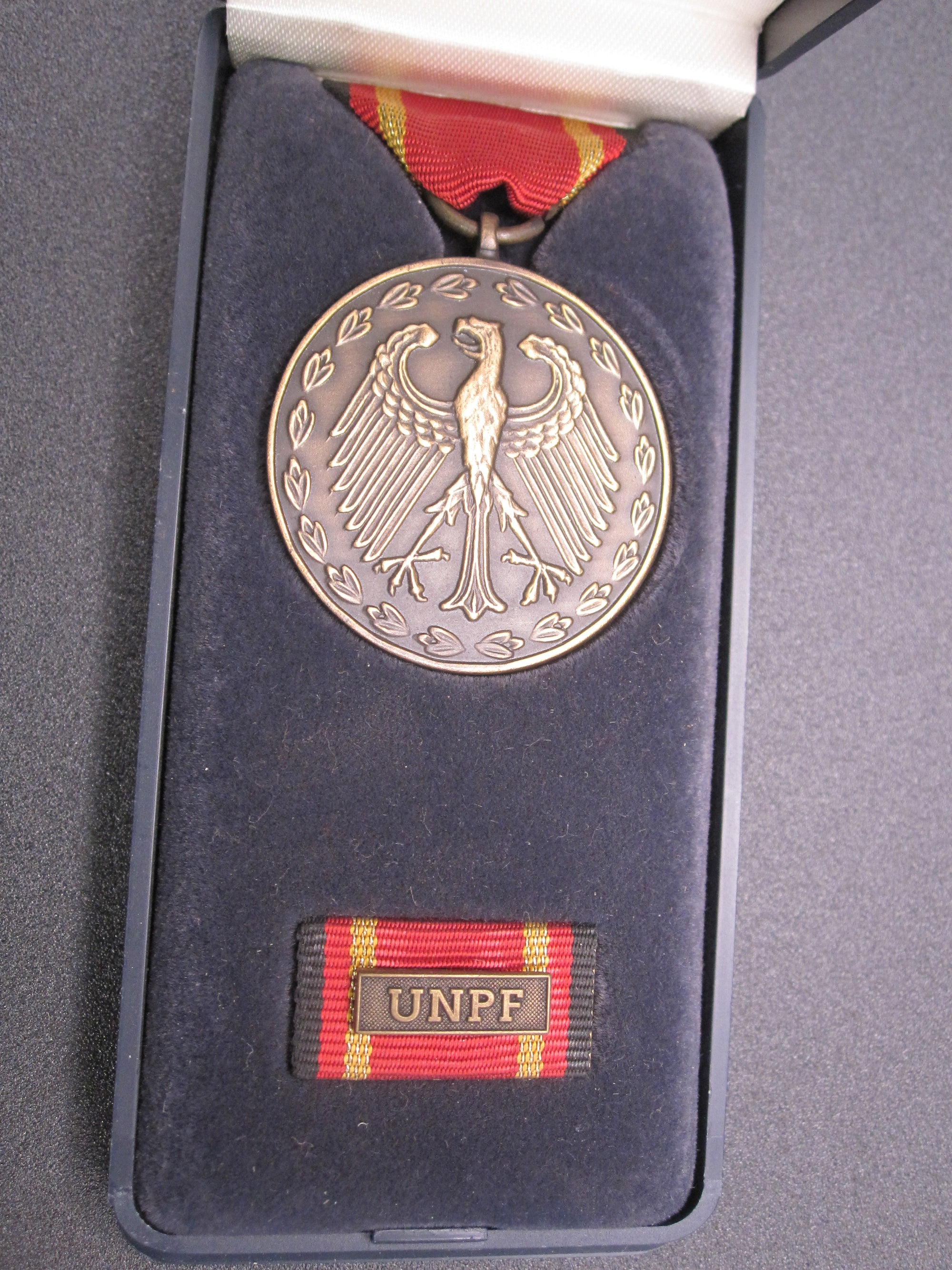 H.W.  - -   Einsatzmedaille der Bundeswehr UNPF in Bronze