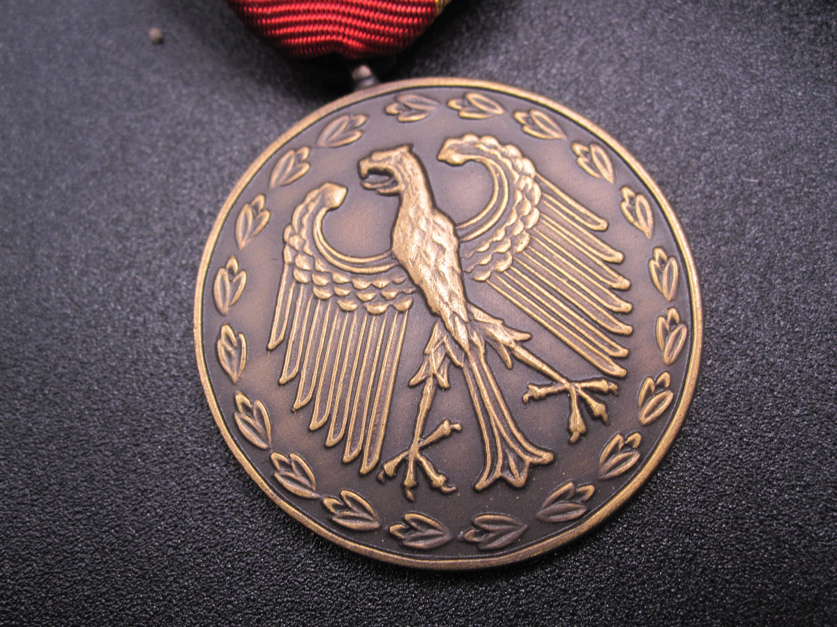 H.W.  - -   Einsatzmedaille der Bundeswehr UNPF in Bronze