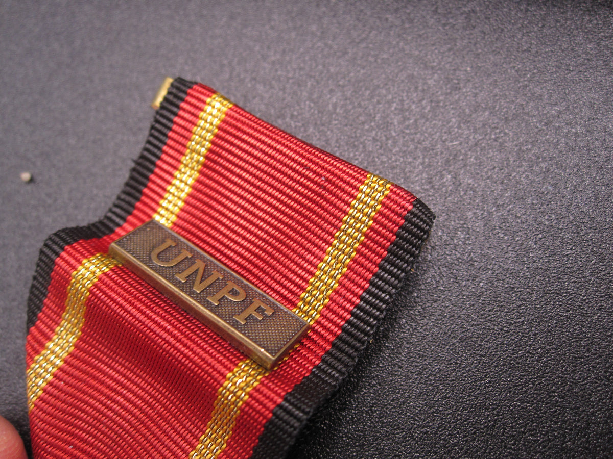 H.W.  - -   Einsatzmedaille der Bundeswehr UNPF in Bronze