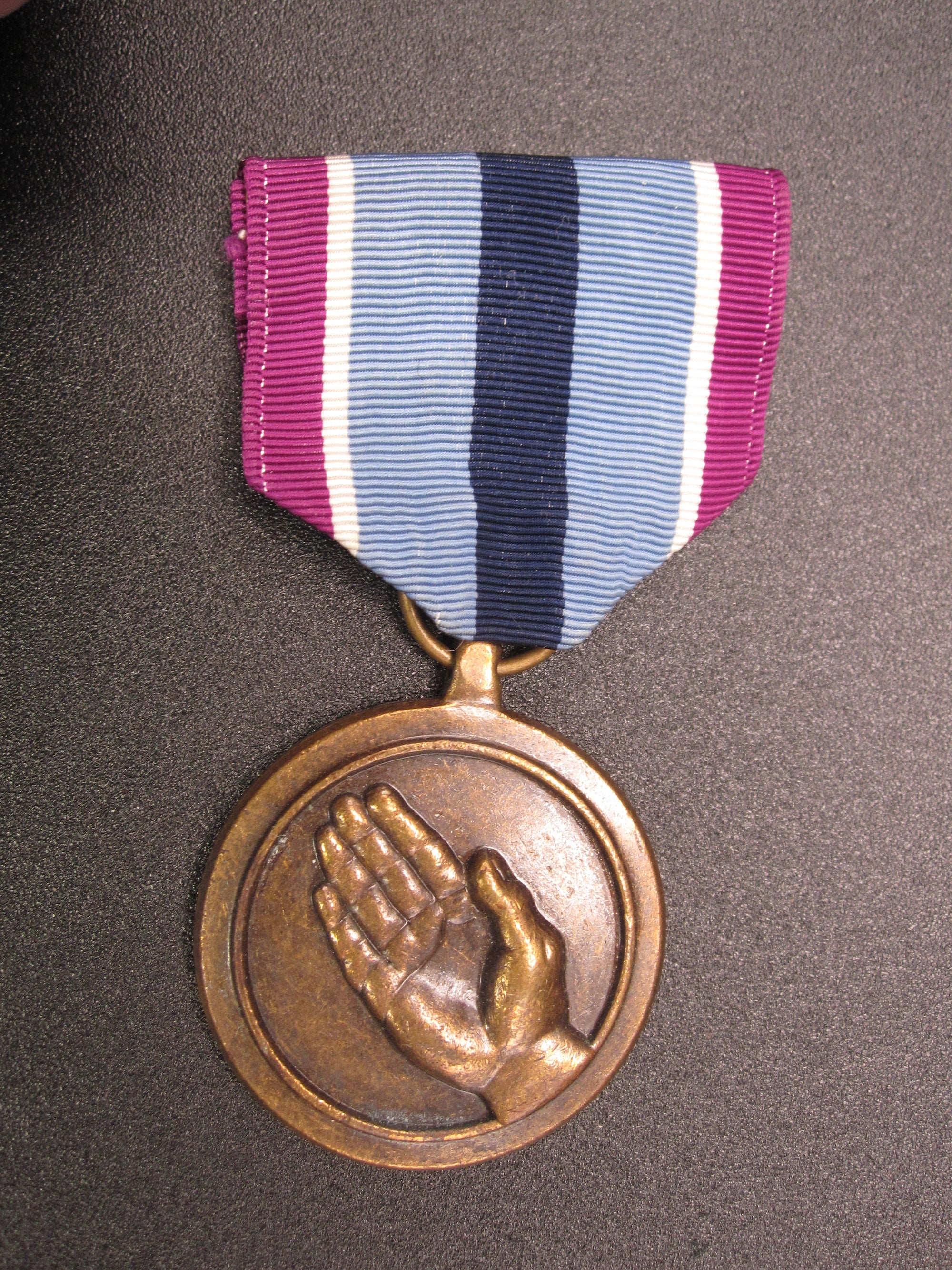 H.W.  - -  Orden USA Medaille Humanitarian Service Medal