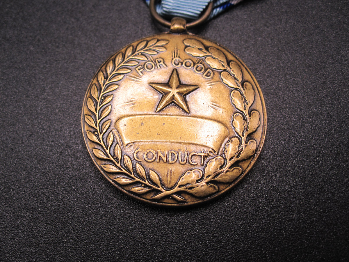 H.W.  - -    Good Conduct Medal  der Air Force