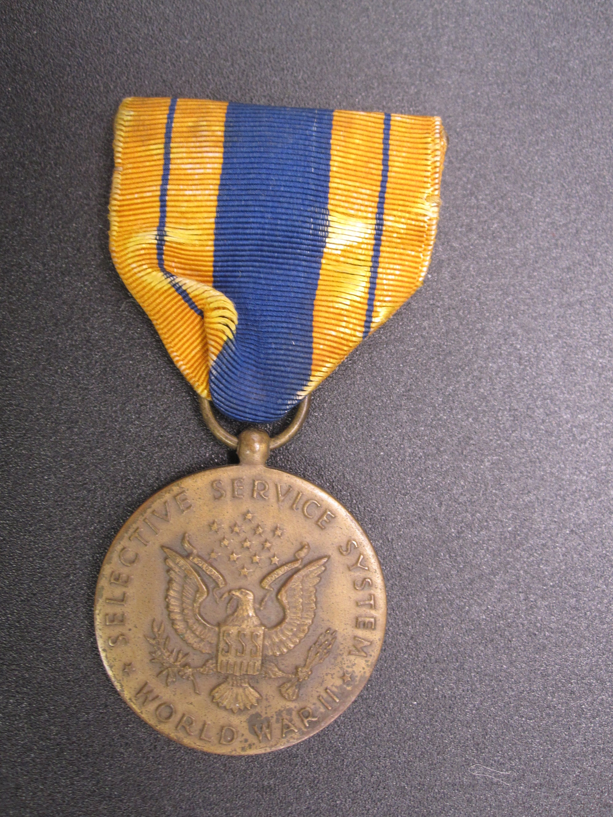 H.W.  - -     Selective Service System Medal 1941 - 1945 World War 2