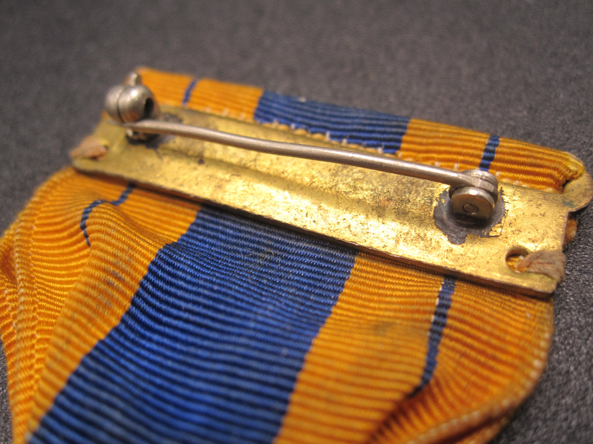 H.W.  - -     Selective Service System Medal 1941 - 1945 World War 2