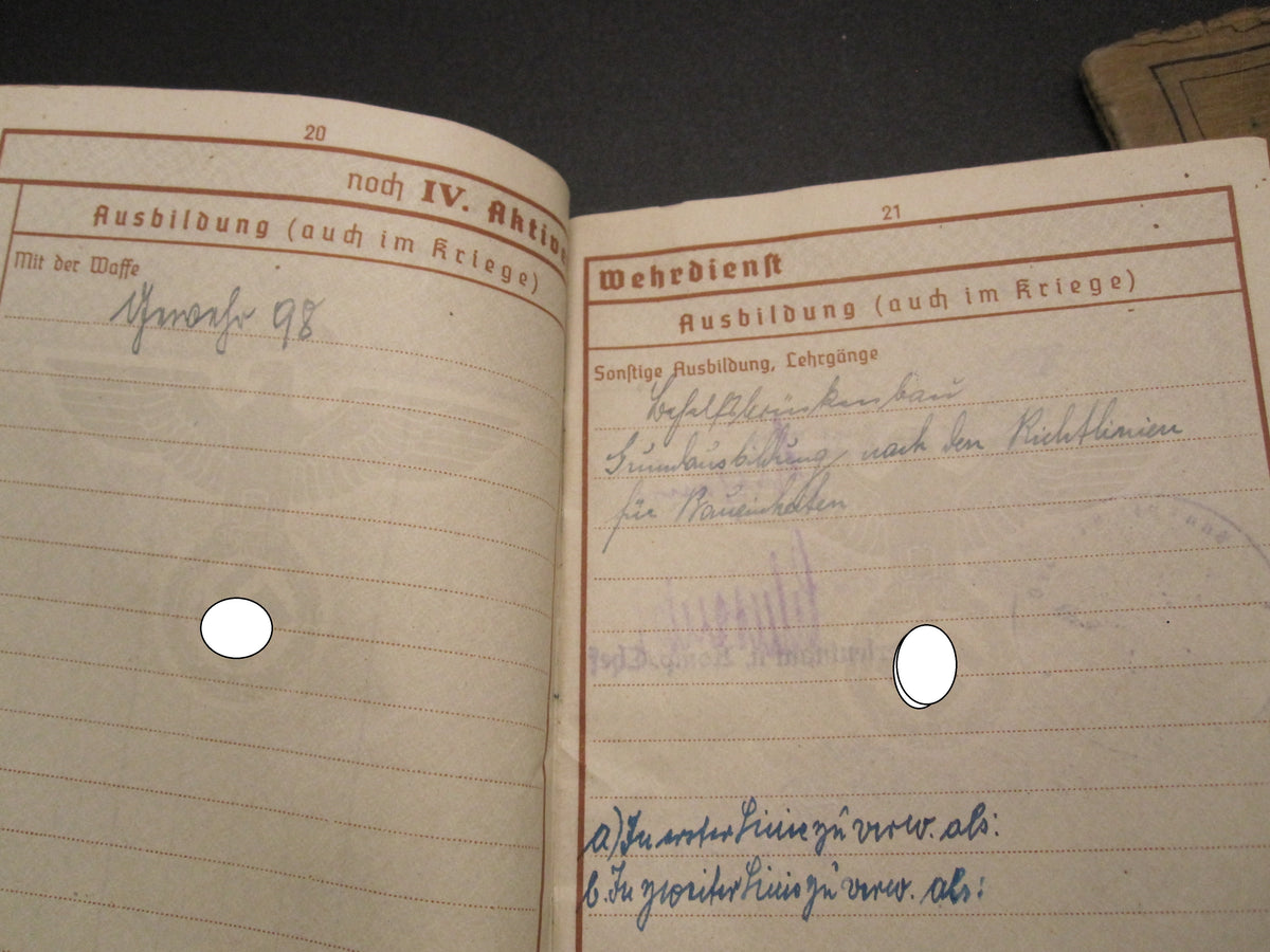 H.W.  -  -   Wehrpaß &amp; Soldbuch  KURLANDBAND