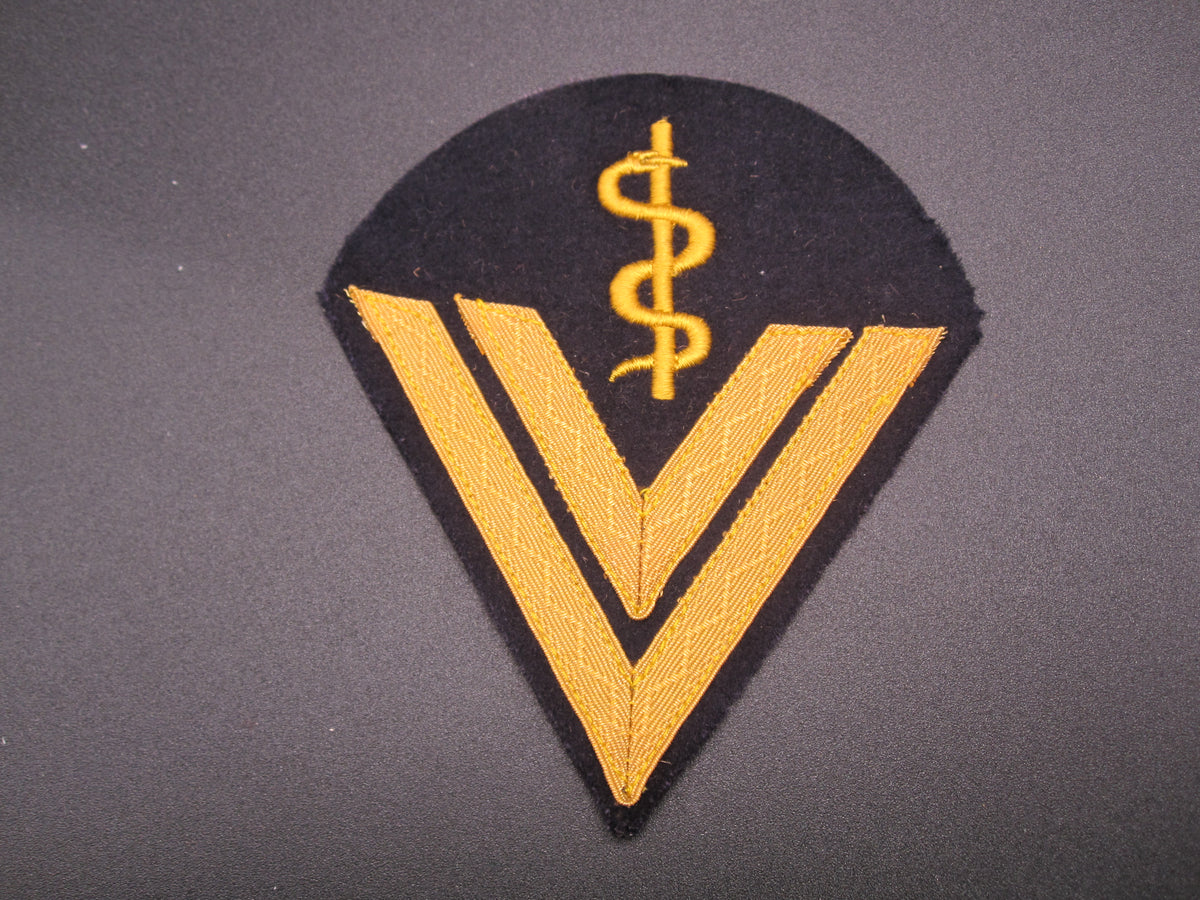 H.W.      ORIGINAL Abzeichen Sanitätslaufbahn