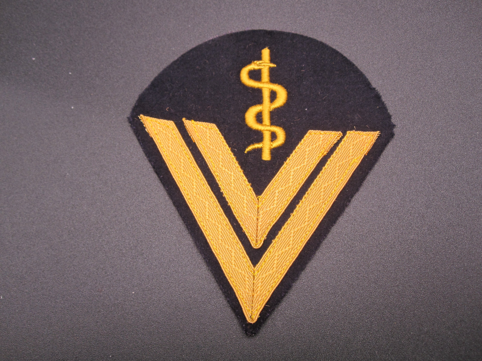 H.W.      ORIGINAL Abzeichen Sanitätslaufbahn