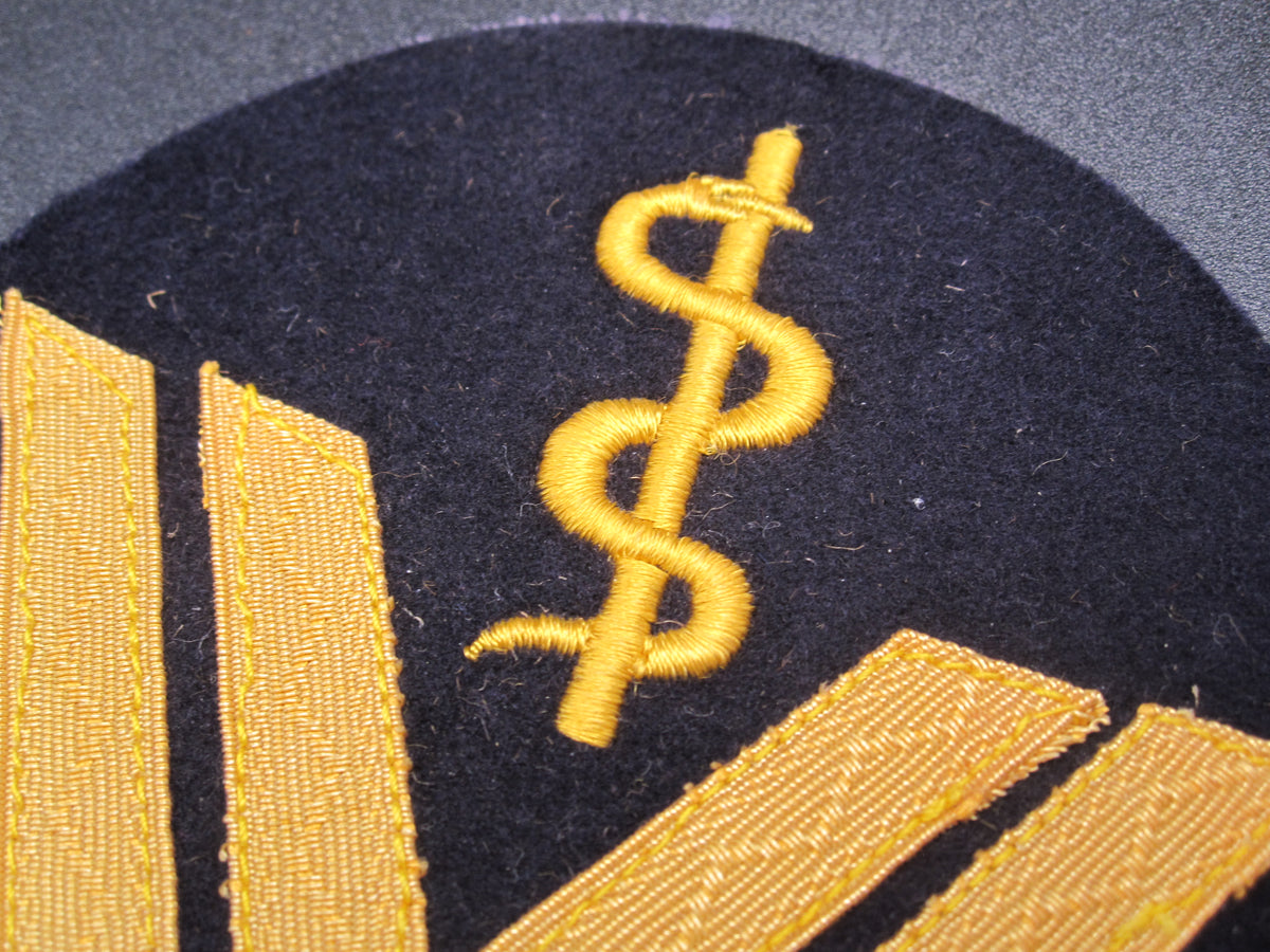 H.W.      ORIGINAL Abzeichen Sanitätslaufbahn