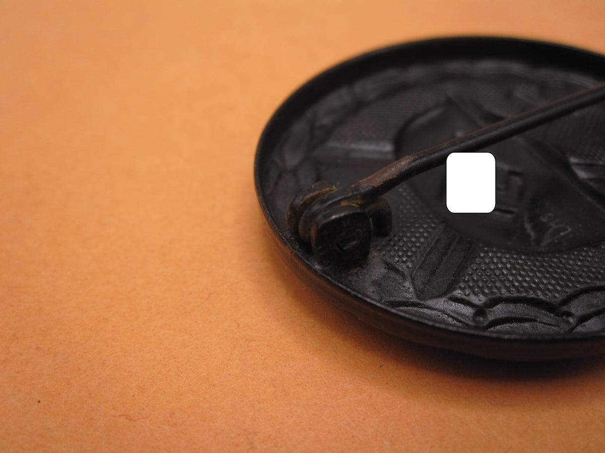 Verwundetenabzeichen 1939 in Schwarz Hersteller: L/16