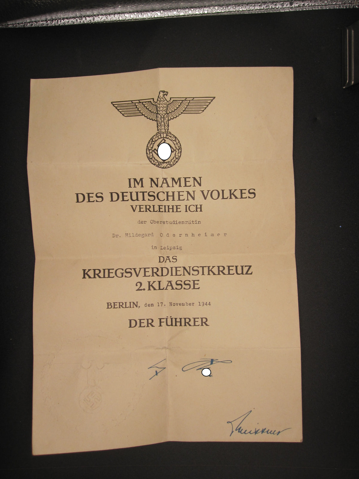 Verleihungsurkunde Kriegsverdienstkreuz an eine FRAU aus Leipzig  !!!