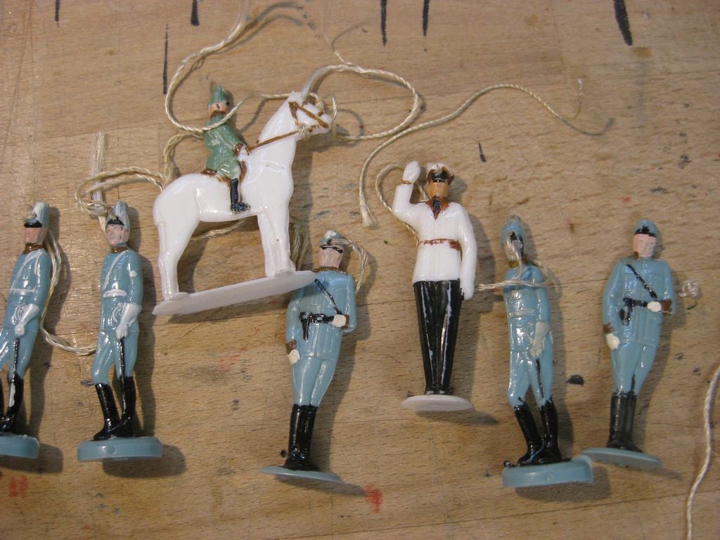 15 x Winterhilfswerk (WHW) Abzeichen Wehrmacht Polizei Gendarmerie Offizier in Uniform zu Pferd