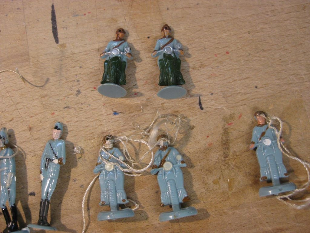 15 x Winterhilfswerk (WHW) Abzeichen Wehrmacht Polizei Gendarmerie Offizier in Uniform zu Pferd