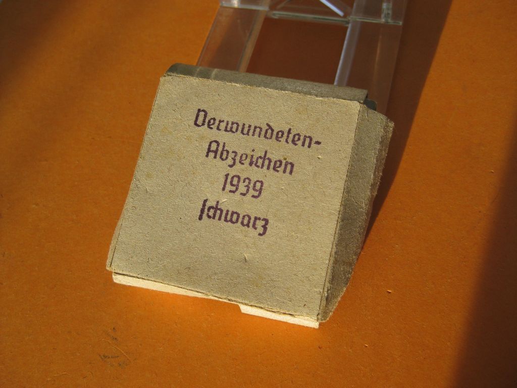 Verwundetenabzeichen in Schwarz in der Verkaufsschachtel/Verpackung /Etui