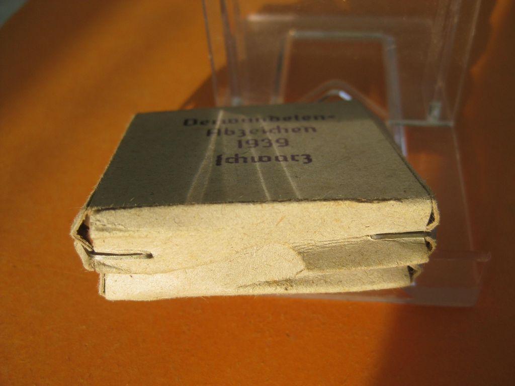 Verwundetenabzeichen in Schwarz in der Verkaufsschachtel/Verpackung /Etui