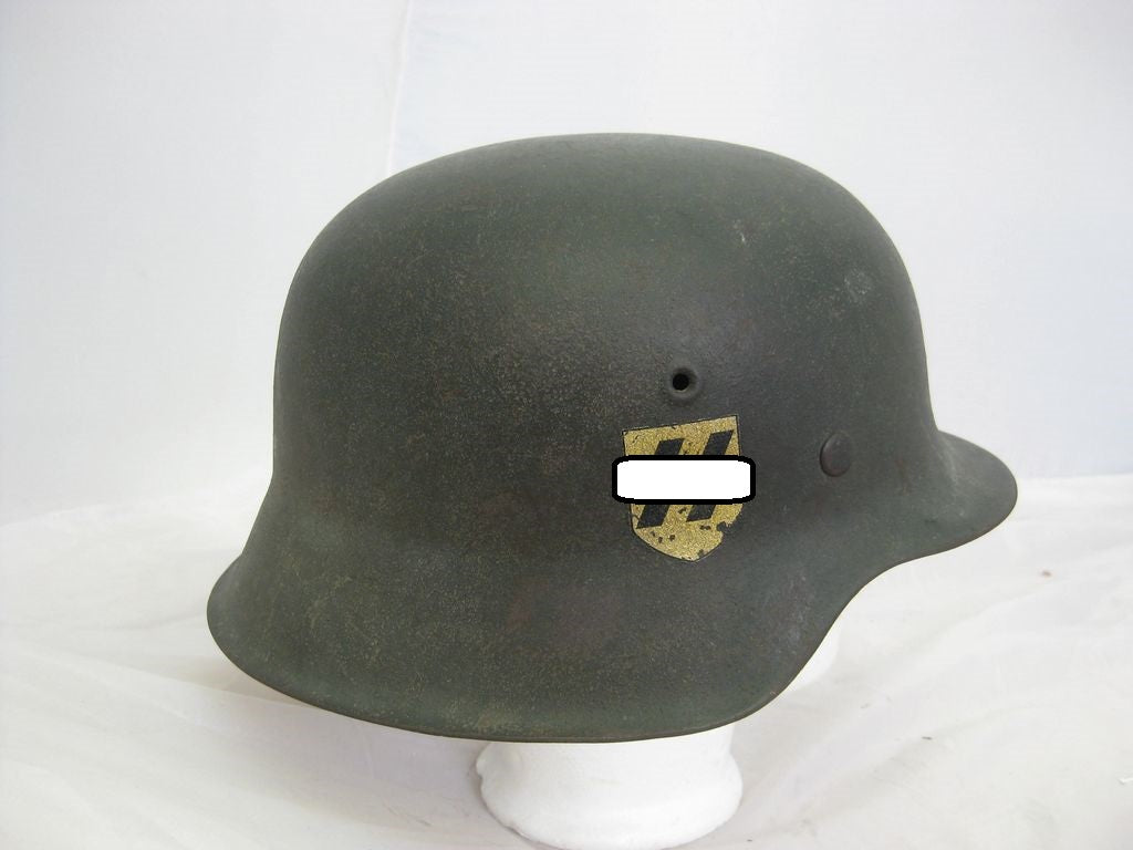 Waffen-SS Stahlhelm M42 Wehrmachtshelm mit einem Abzeichen