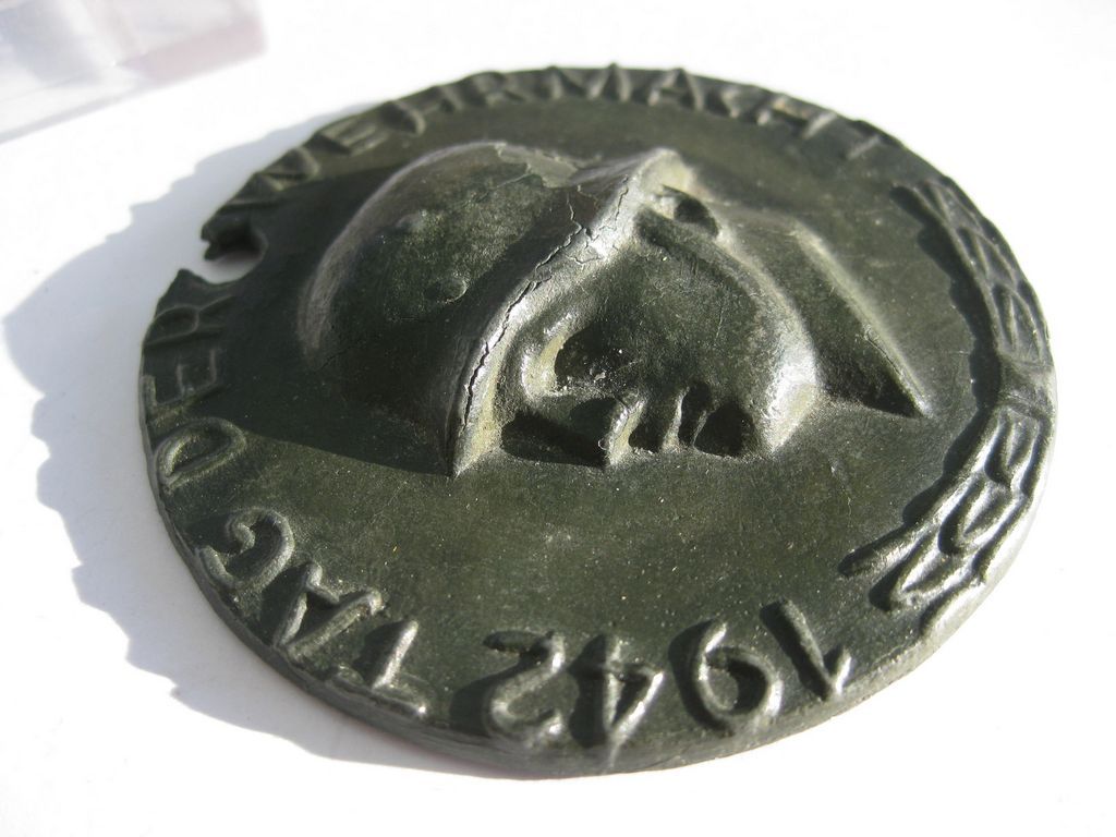 Ehrengabe Auszeichnung Spendenabzeichen WHW Winterhilfswerk Tag der Wehrmacht 1942 Wehrkreis MÜNCHEN Stahlhelm