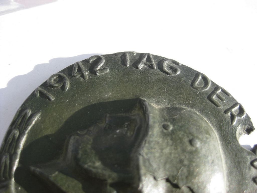 Ehrengabe Auszeichnung Spendenabzeichen WHW Winterhilfswerk Tag der Wehrmacht 1942 Wehrkreis MÜNCHEN Stahlhelm