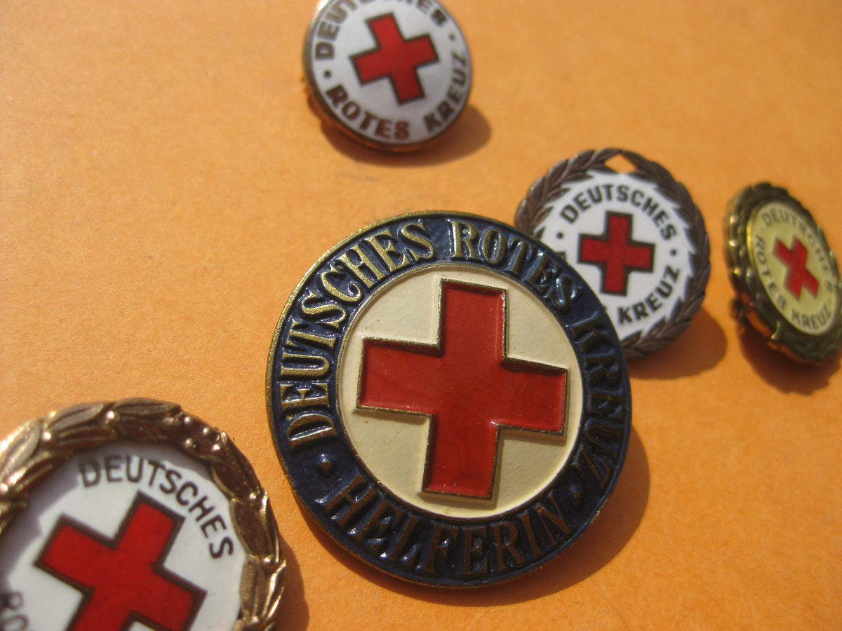 6 versch. DRK Brosche vom Roten Kreuz Schwesternbrosche Abzeichen