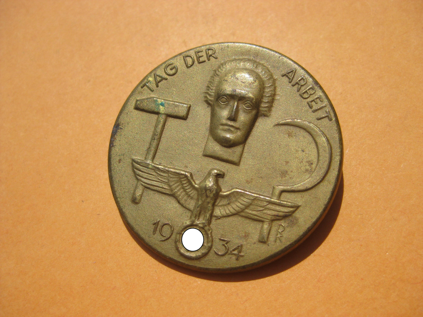 Abzeichen Tag der Arbeit am 1. Mai 1934 Hersteller: Schwäbisch Gmünd