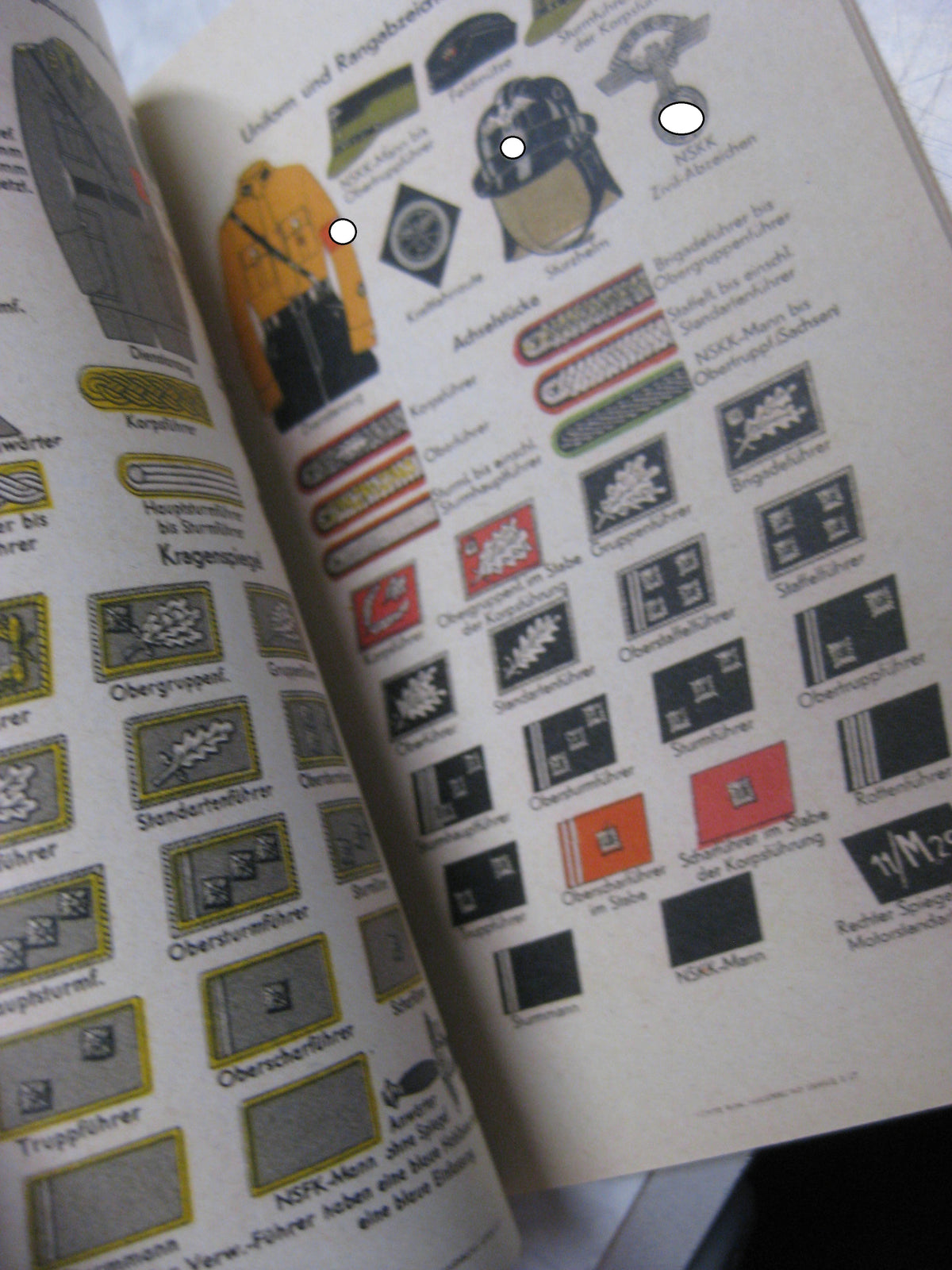 Buch Heftchen Deutsche Uniformen Wehrmacht Kriegsmarine Luftwaffe Waffen-SS SA Hitlerjugend NSFK NSKK etc etc