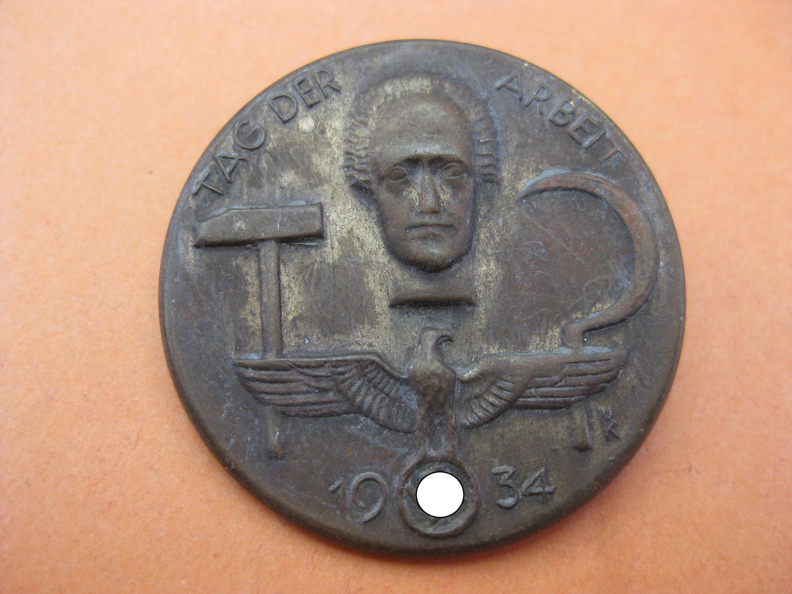 Abzeichen Tag der Arbeit am 1. Mai 1934 Hersteller: P. Merkens in Düsseldorf