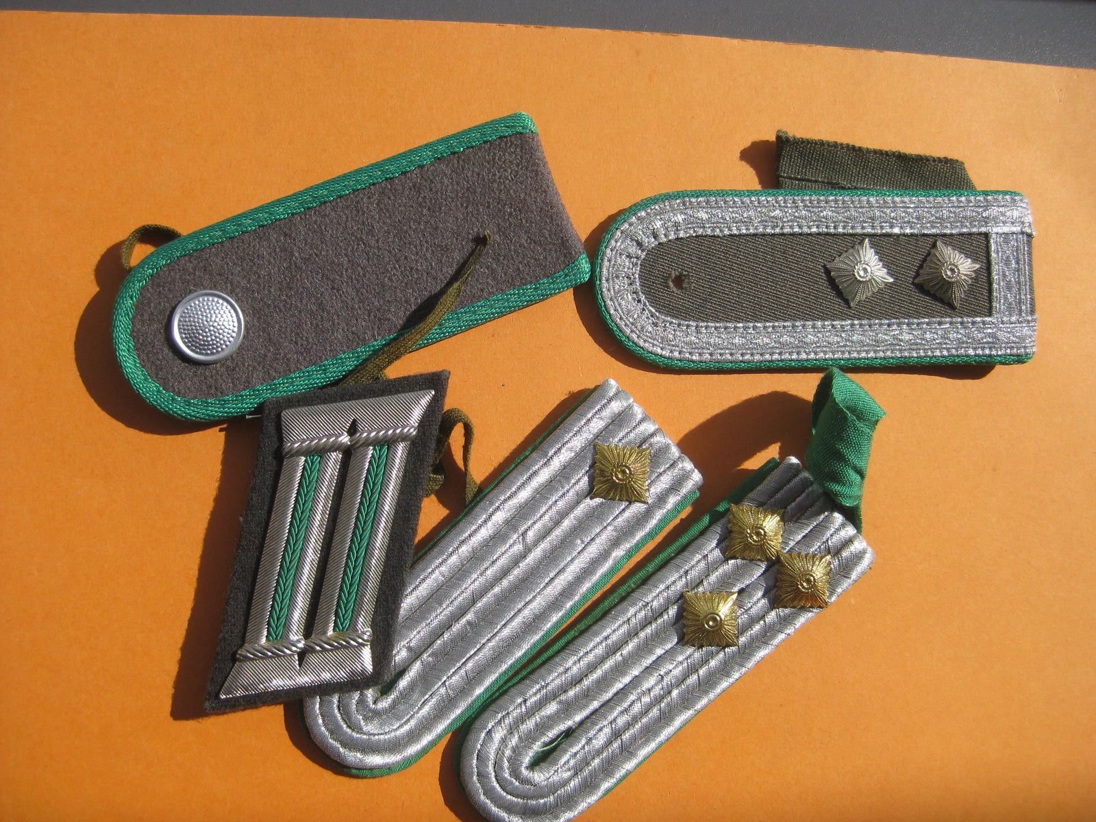 versch. Schulterklappen Effekten DDR NVA