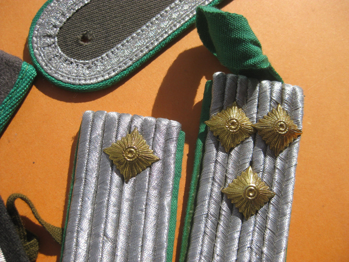 versch. Schulterklappen Effekten DDR NVA