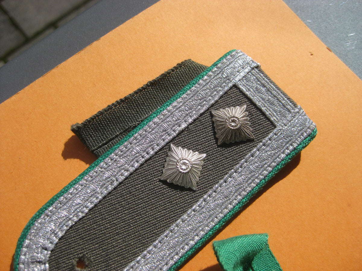 versch. Schulterklappen Effekten DDR NVA