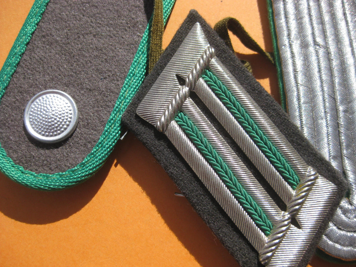 versch. Schulterklappen Effekten DDR NVA