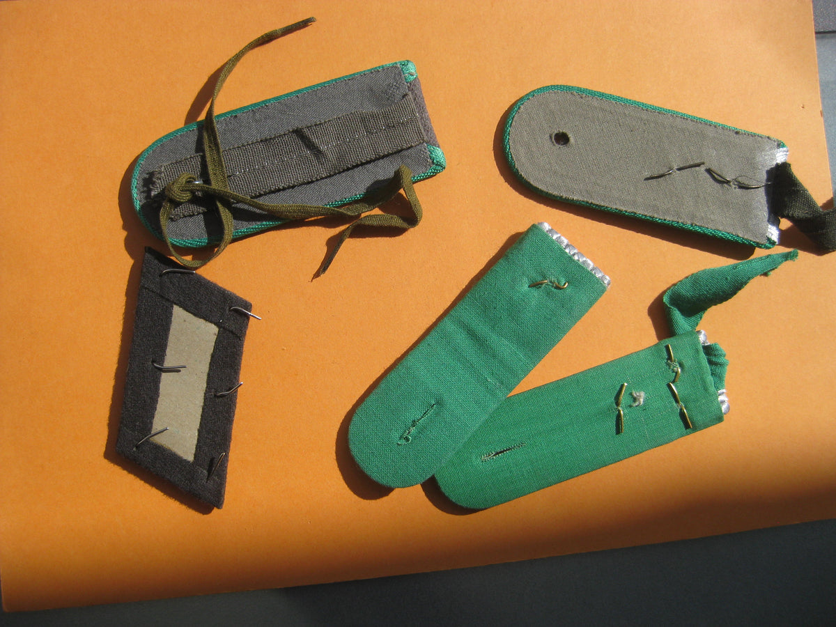 versch. Schulterklappen Effekten DDR NVA